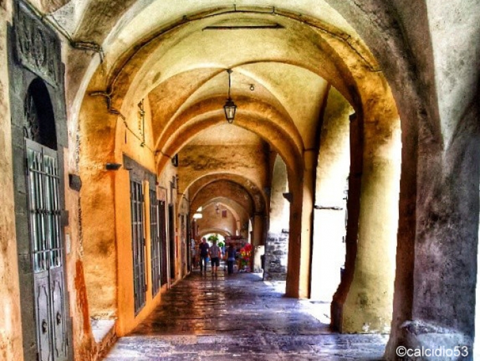 Portici storici di un borgo della Valle Arroscia