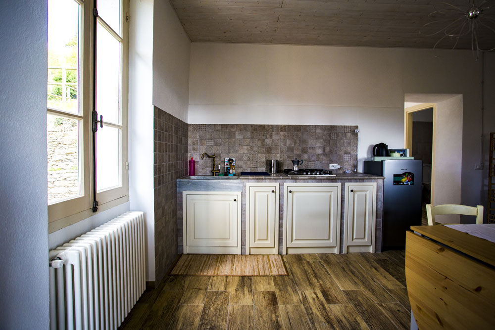 Cucina attrezzata dell’appartamento con maneggio in Liguria